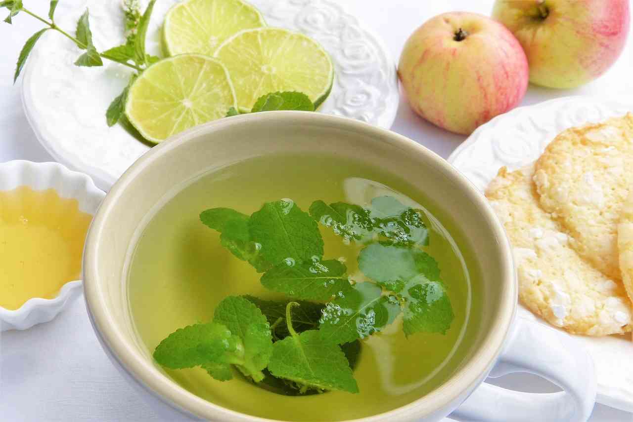 Травяной чай с листьями в чашке
